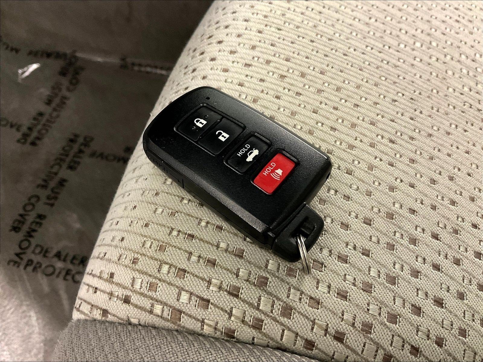 Used 2014 Toyota Camry XLE FWD image 35