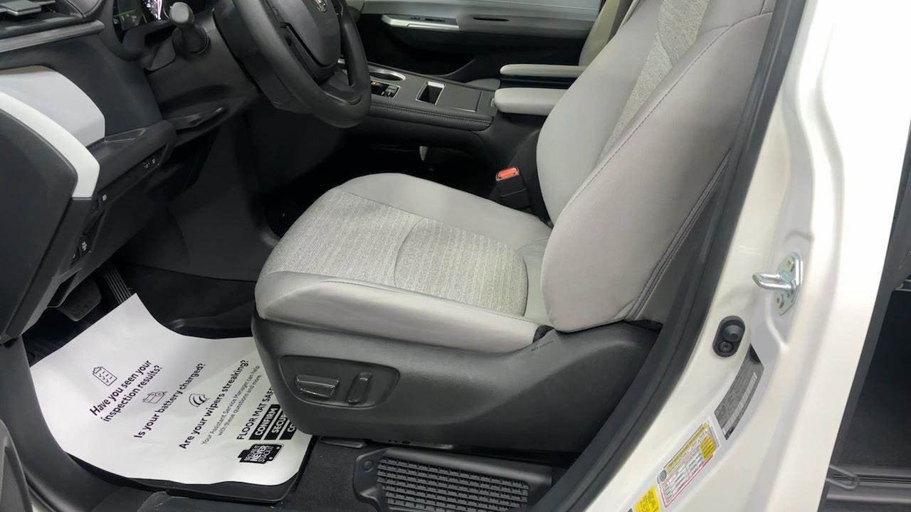 Used 2025 Toyota Sienna LE image 31