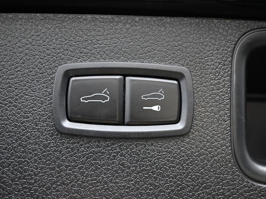 Used 2023 Porsche Macan Turbo image 16