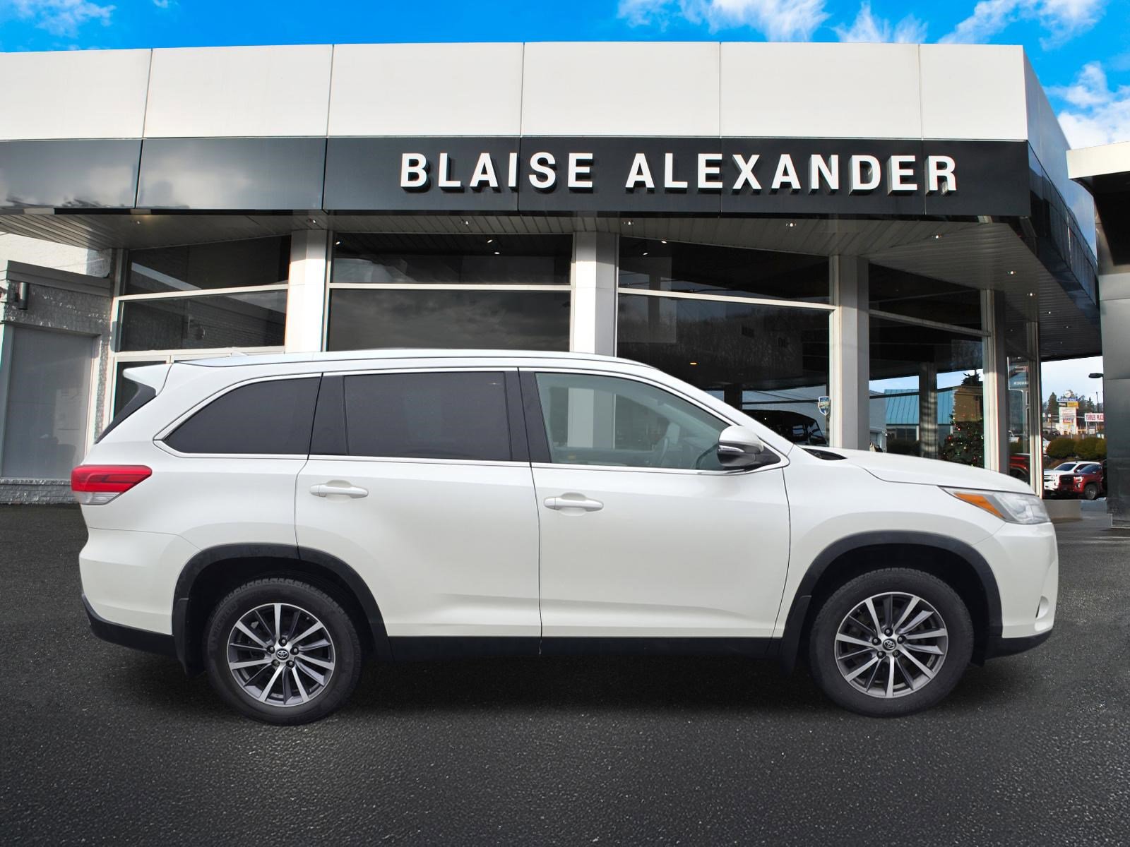 Used 2019 Toyota Highlander XLE image 2