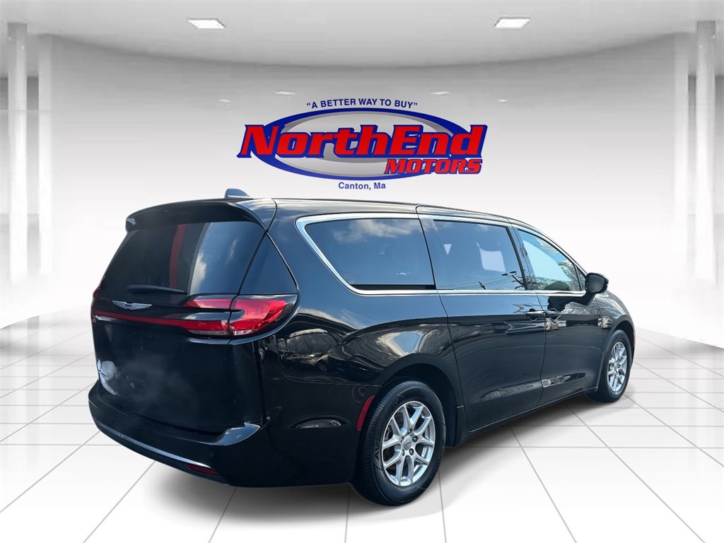 Used 2024 Chrysler Pacifica Touring-L image 3