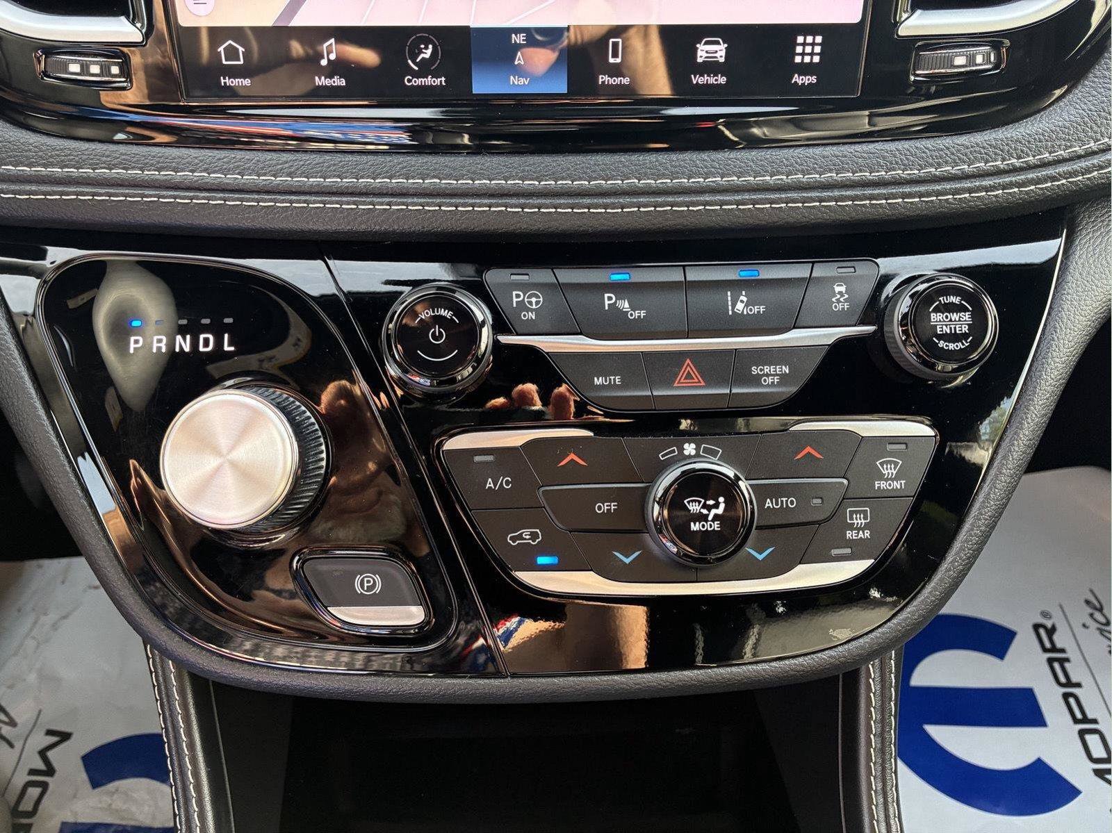 Used 2024 Chrysler Pacifica Premium FWD image 35