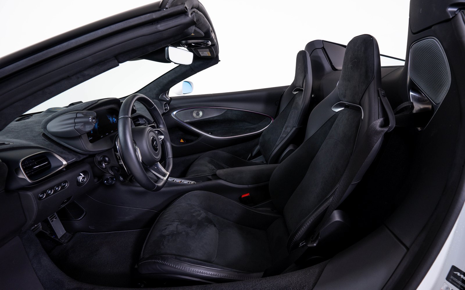 Used 2025 McLaren Artura Spider RWD image 19