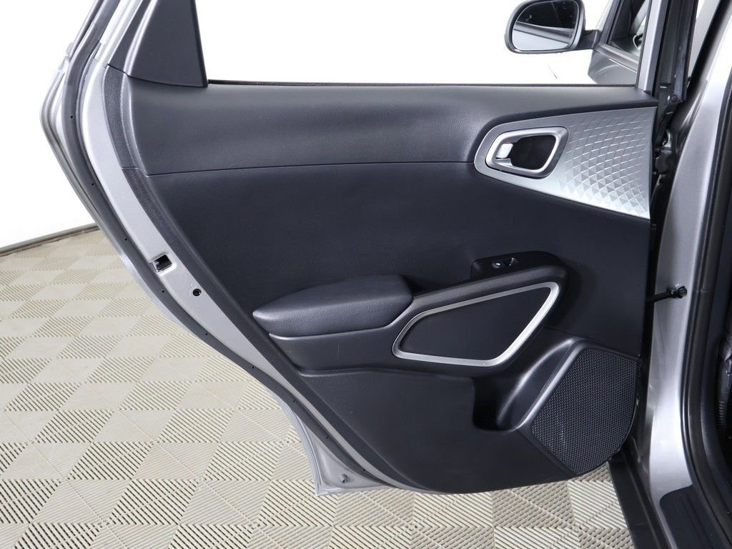 Used 2025 Kia Soul LX w/ LX Technology Package FWD image 23