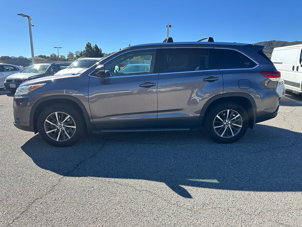 Used 2019 Toyota Highlander XLE FWD image 2