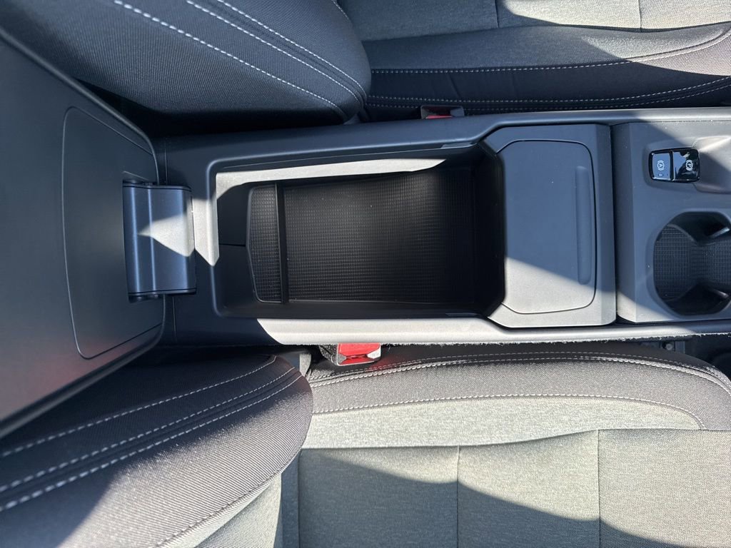 Used 2024 Volvo XC40 B5 Core image 26