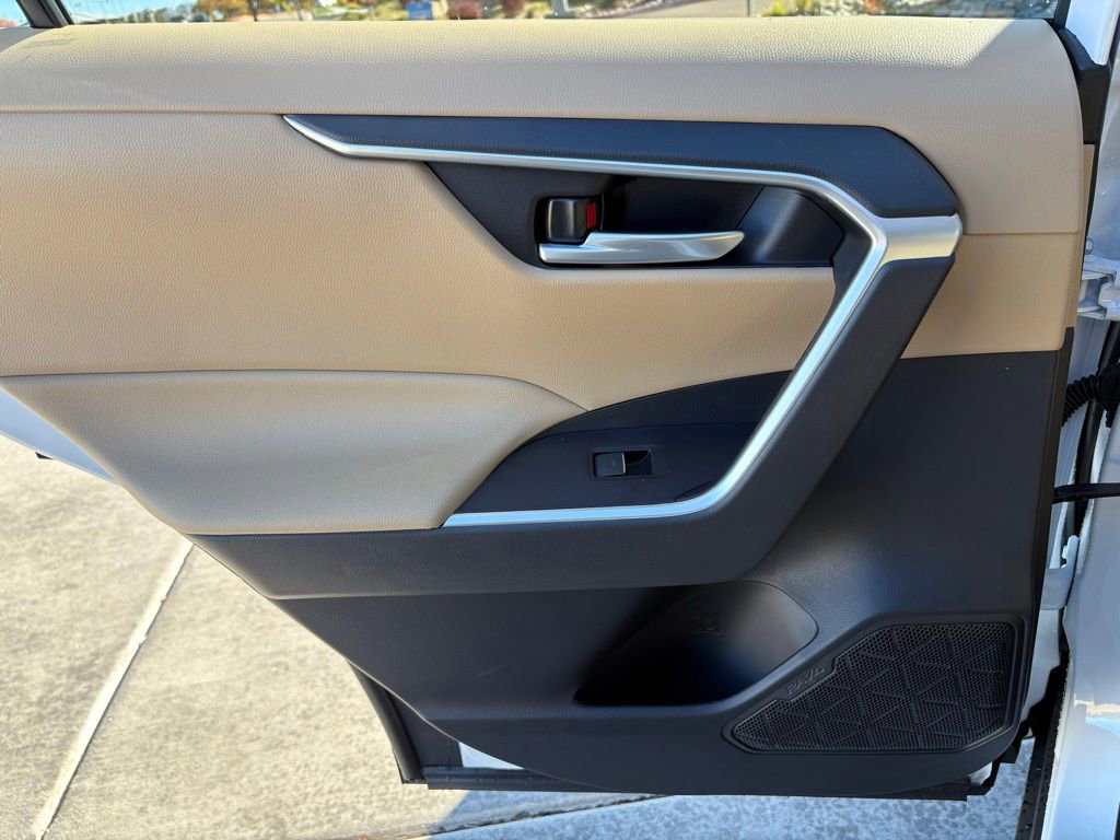 Used 2025 Toyota RAV4 XLE w/ Convenience Package image 25