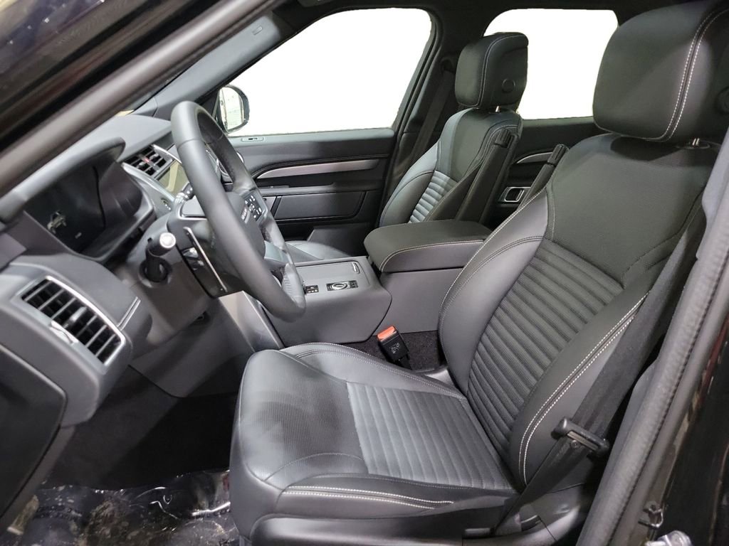 Certified 2024 Land Rover Discovery Dynamic SE image 13
