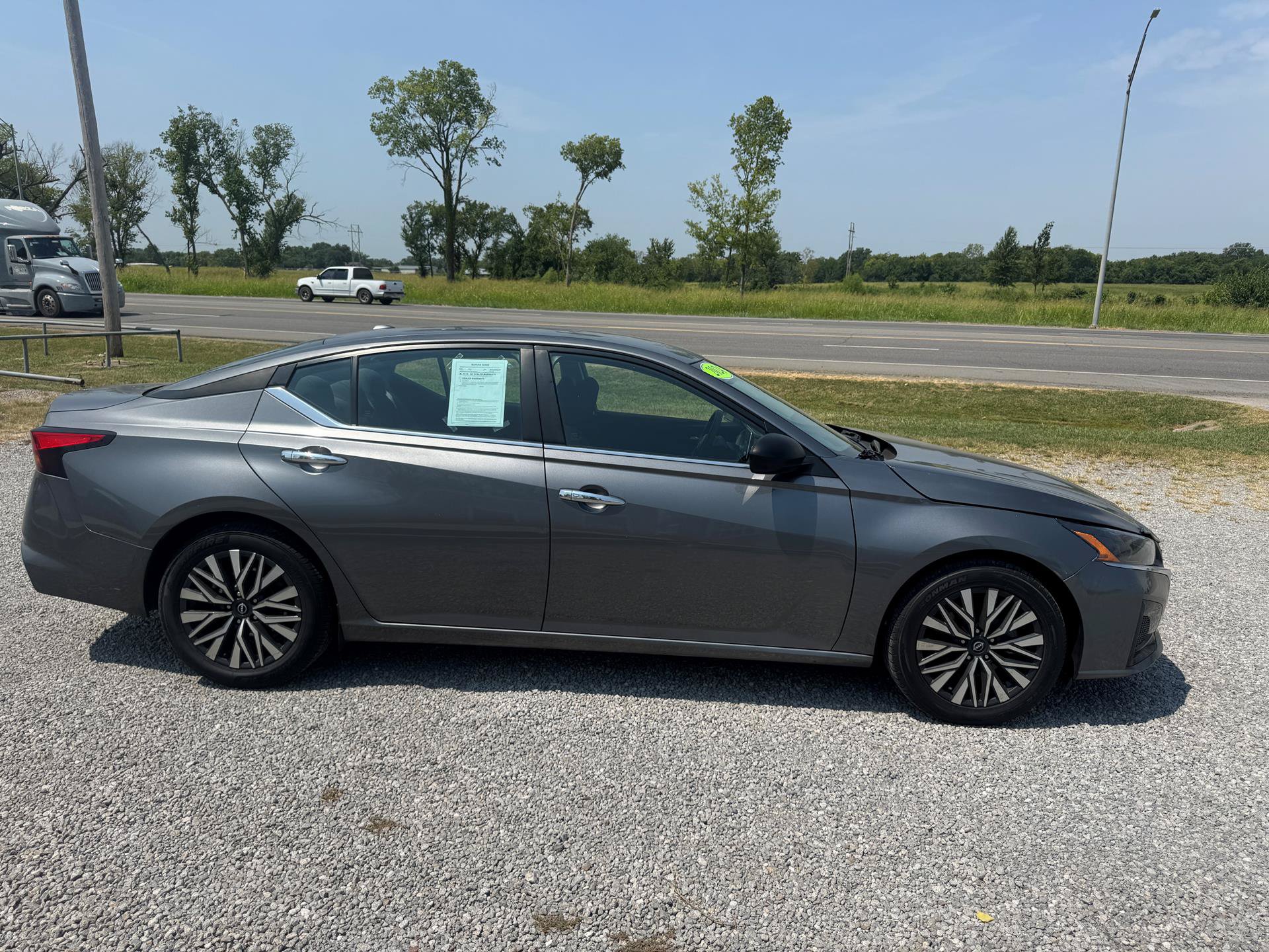 Used 2024 Nissan Altima 2.5 SV FWD image 2