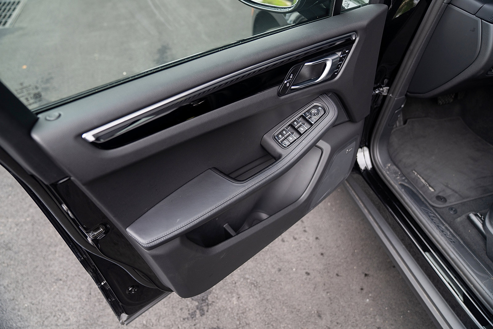 Certified 2025 Porsche Macan AWD/4WD image 15