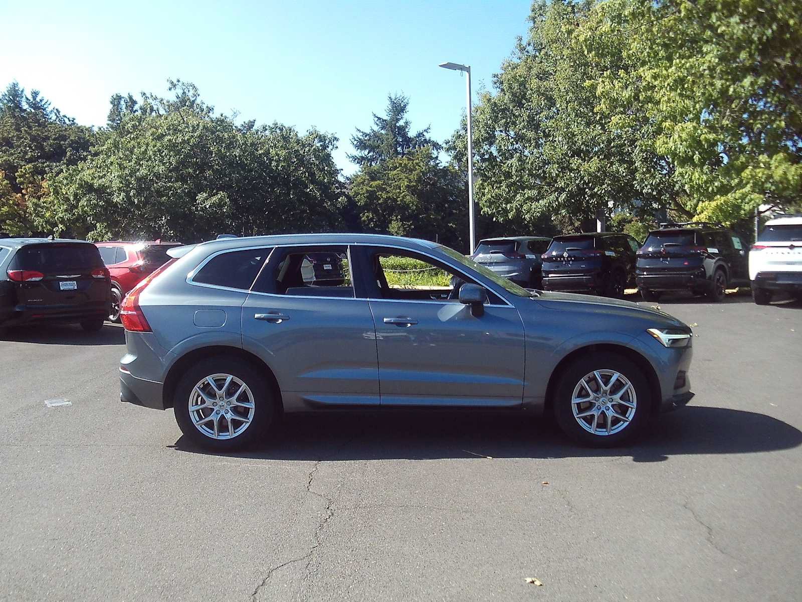 Used 2021 Volvo XC60 T6 Momentum AWD/4WD image 6