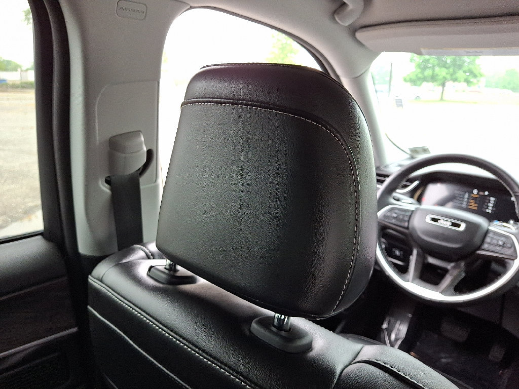 Used 2022 Jeep Grand Cherokee Limited AWD/4WD image 14