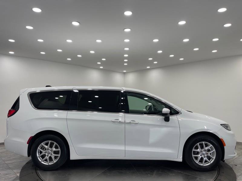 Used 2023 Chrysler Pacifica Touring-L image 8