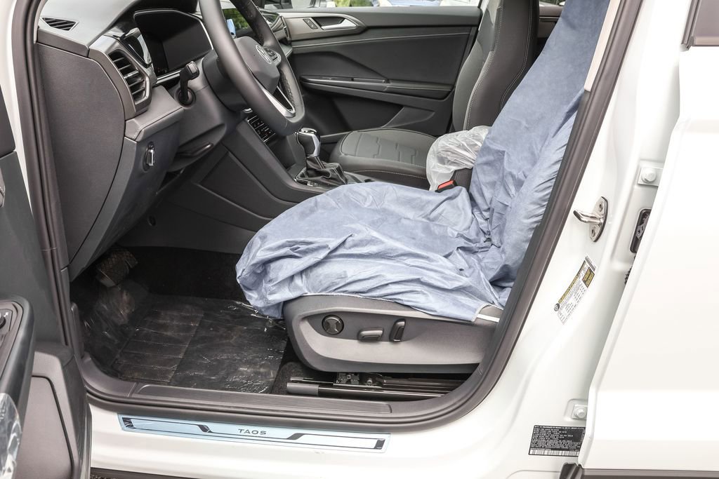 Used 2025 Volkswagen Taos SE image 16