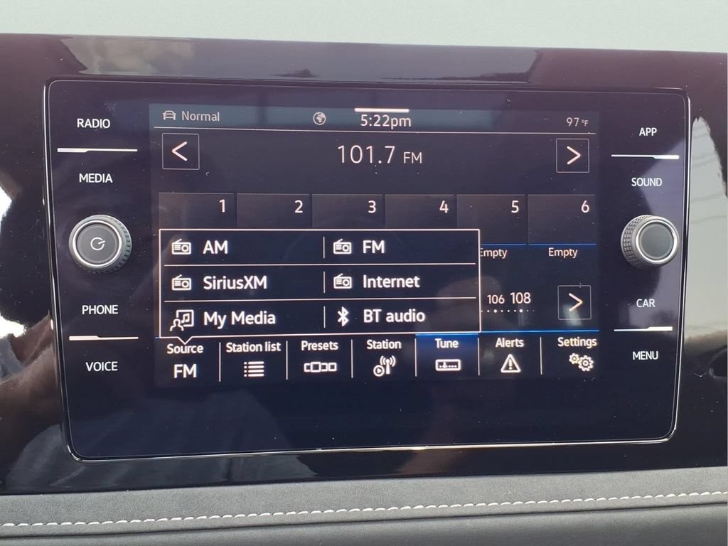 Certified 2025 Volkswagen Taos SE AWD/4WD image 7