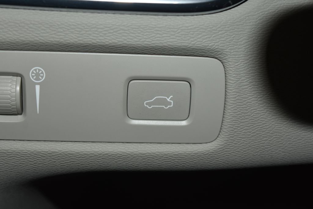 Used 2022 Volvo XC60 B5 Momentum image 17