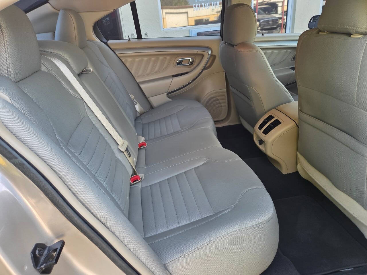 Used 2018 Ford Taurus SE FWD image 17
