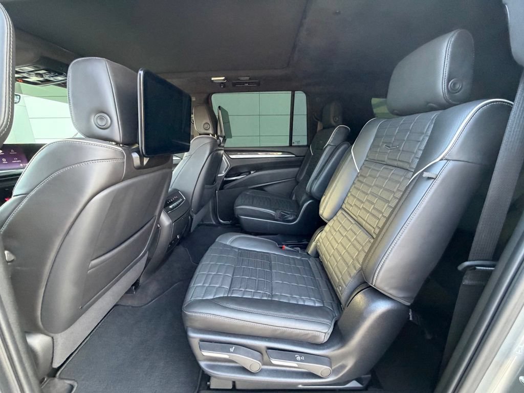 Used 2025 Cadillac Escalade ESV V AWD/4WD image 16