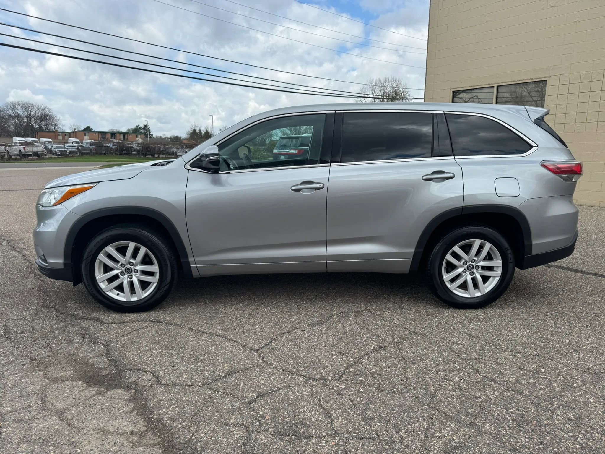 Used 2016 Toyota Highlander LE image 5