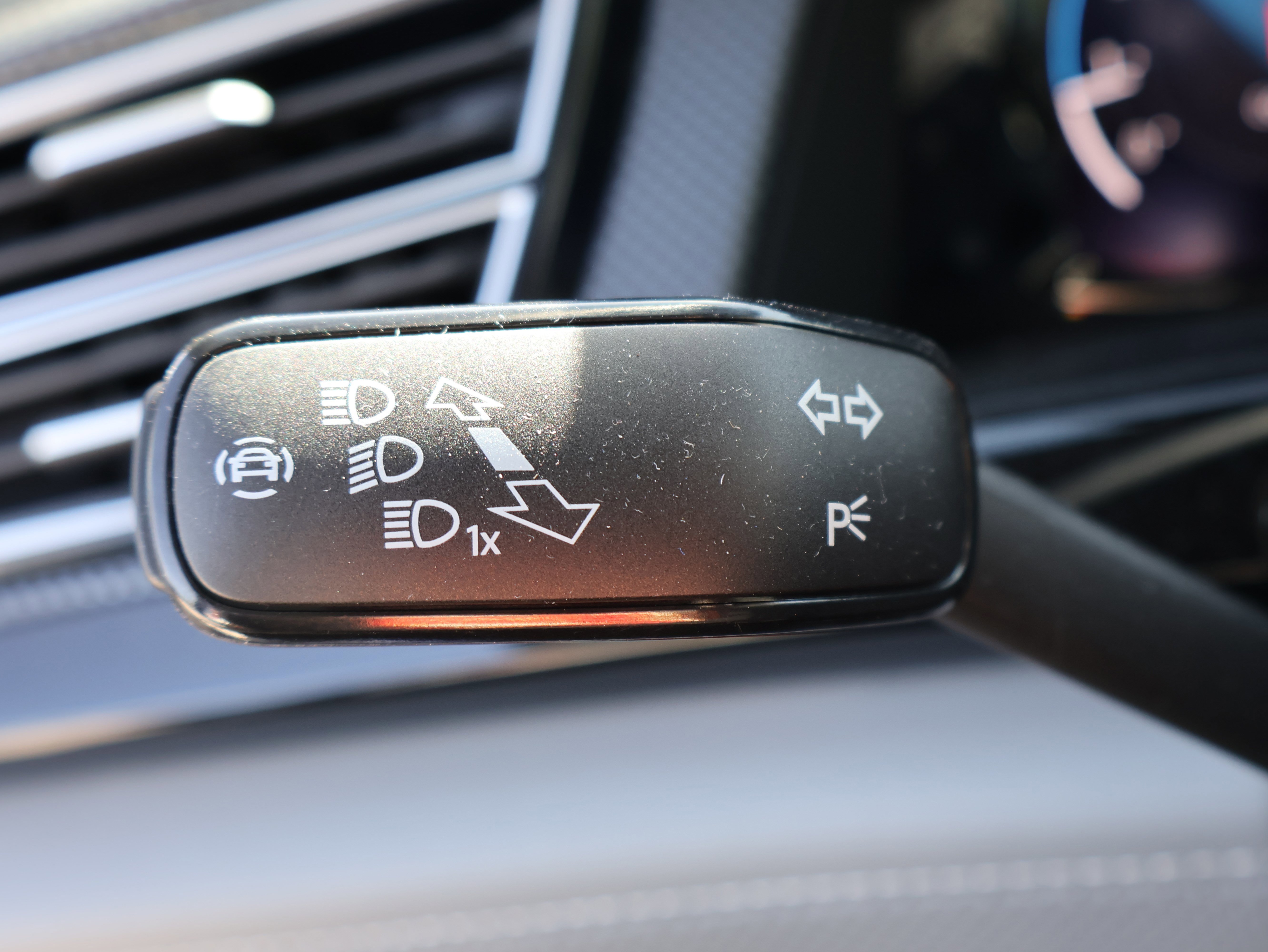 Used 2025 Volkswagen Atlas Cross Sport SEL R-Line AWD/4WD image 43