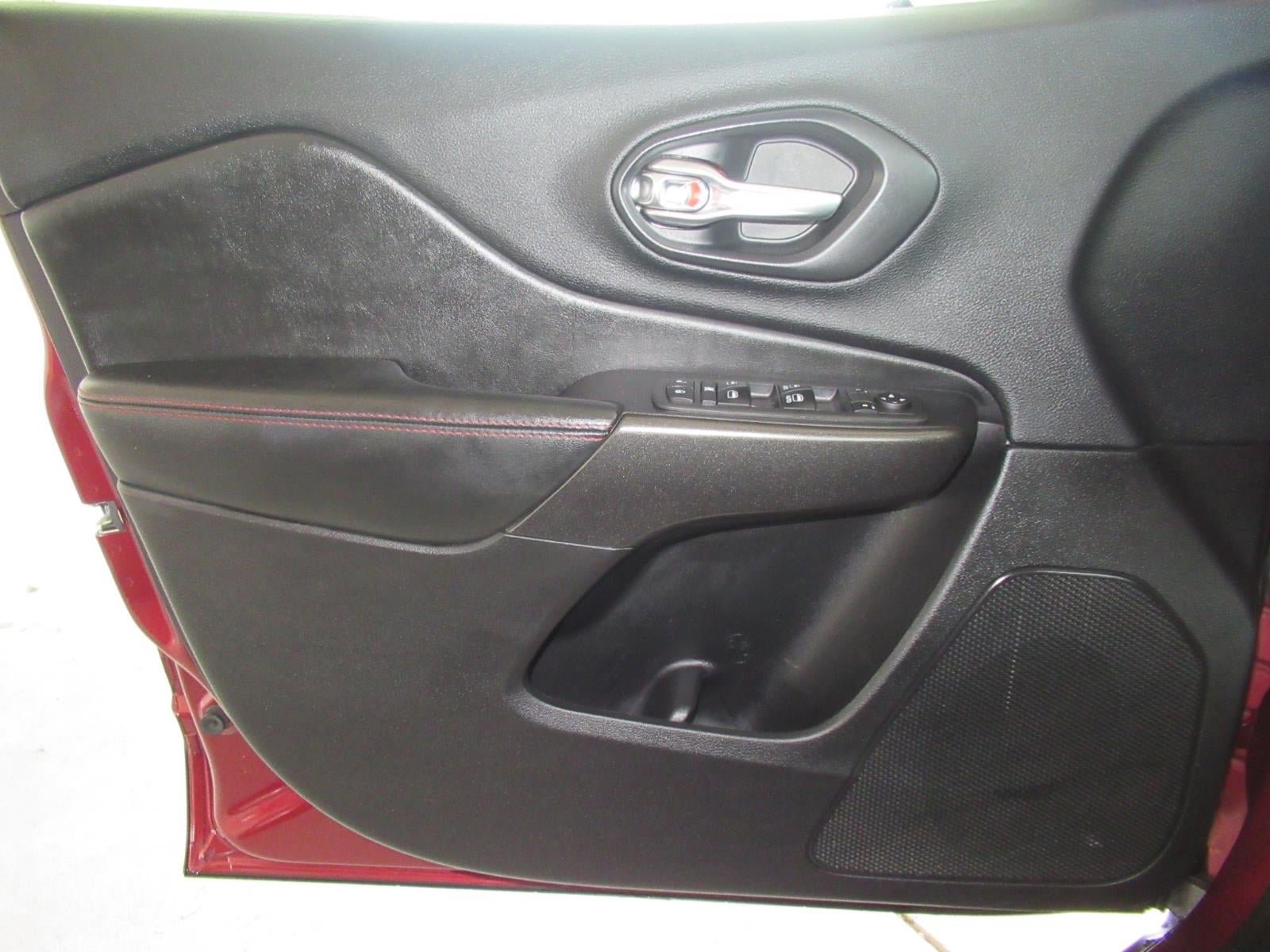 Used 2019 Jeep Cherokee Trailhawk w/ Comfort/Convenience Group AWD/4WD image 25