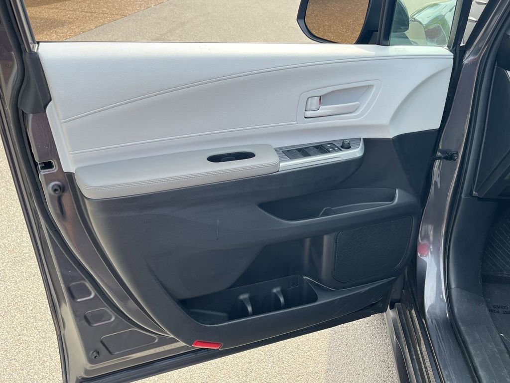 Used 2025 Toyota Sienna LE FWD image 11