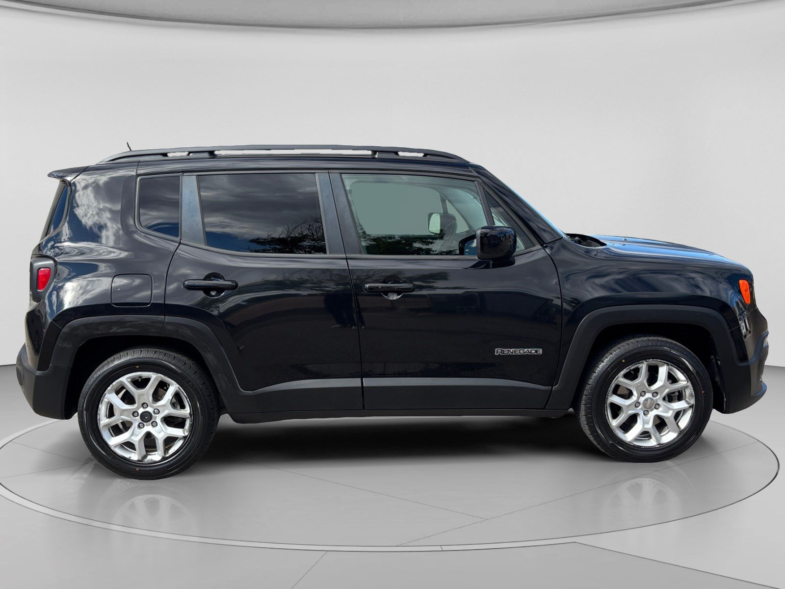 Used 2017 Jeep Renegade Latitude FWD image 6