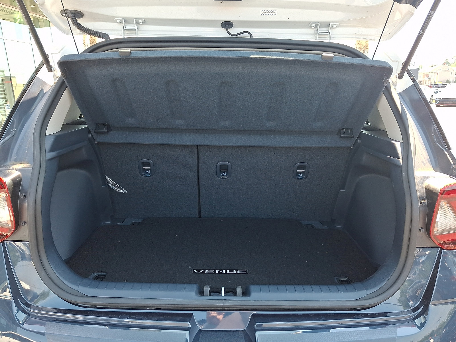 Used 2024 Hyundai Venue Limited FWD image 29