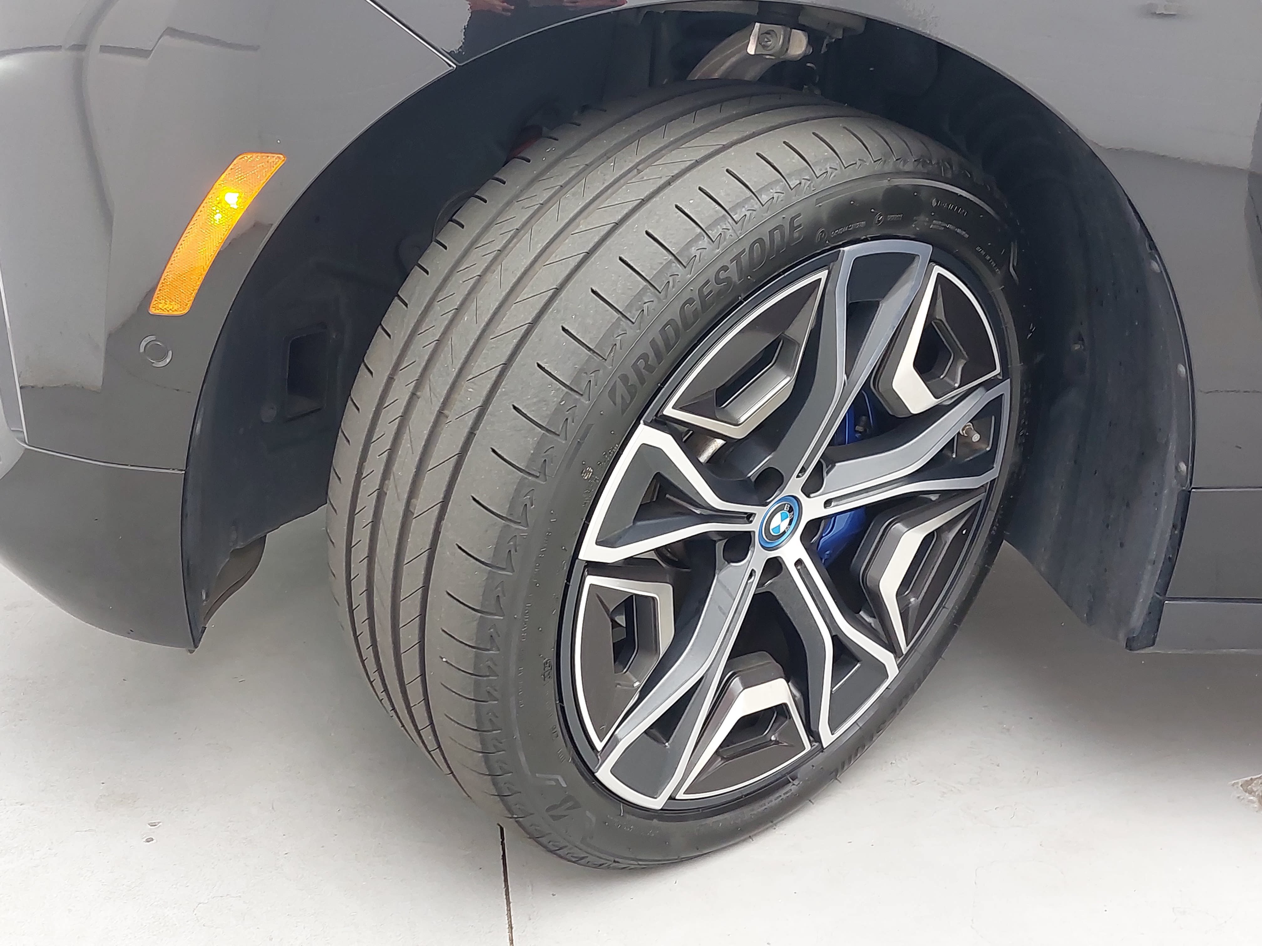 Used 2024 BMW iX xDrive50 w/ Premium Package AWD/4WD image 34