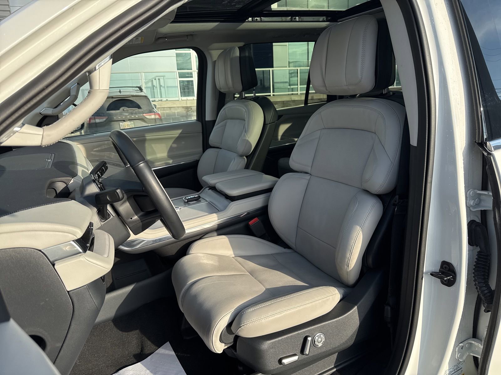 Used 2025 Lincoln Navigator L Reserve image 2