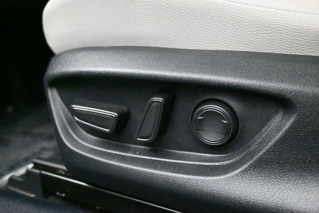 Used 2025 Toyota Camry XLE FWD image 13