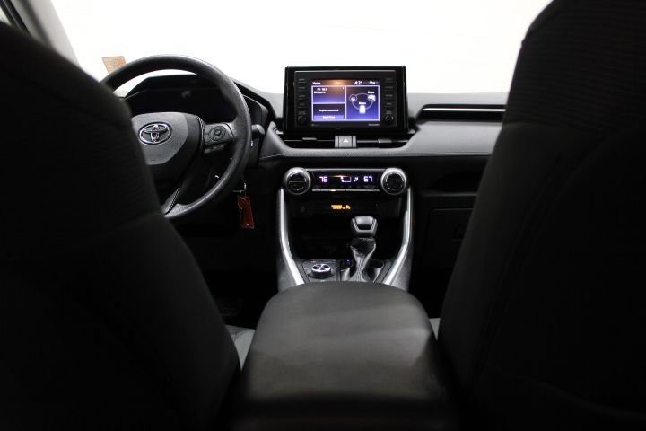 Used 2021 Toyota RAV4 LE image 29