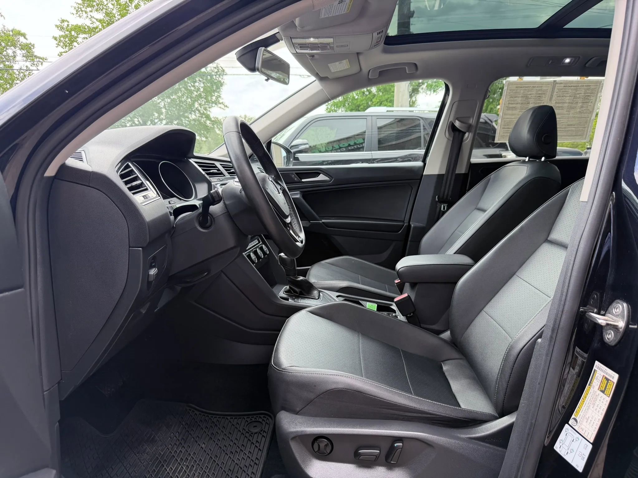 Used 2020 Volkswagen Tiguan SE w/ Panoramic Sunroof Package FWD image 24