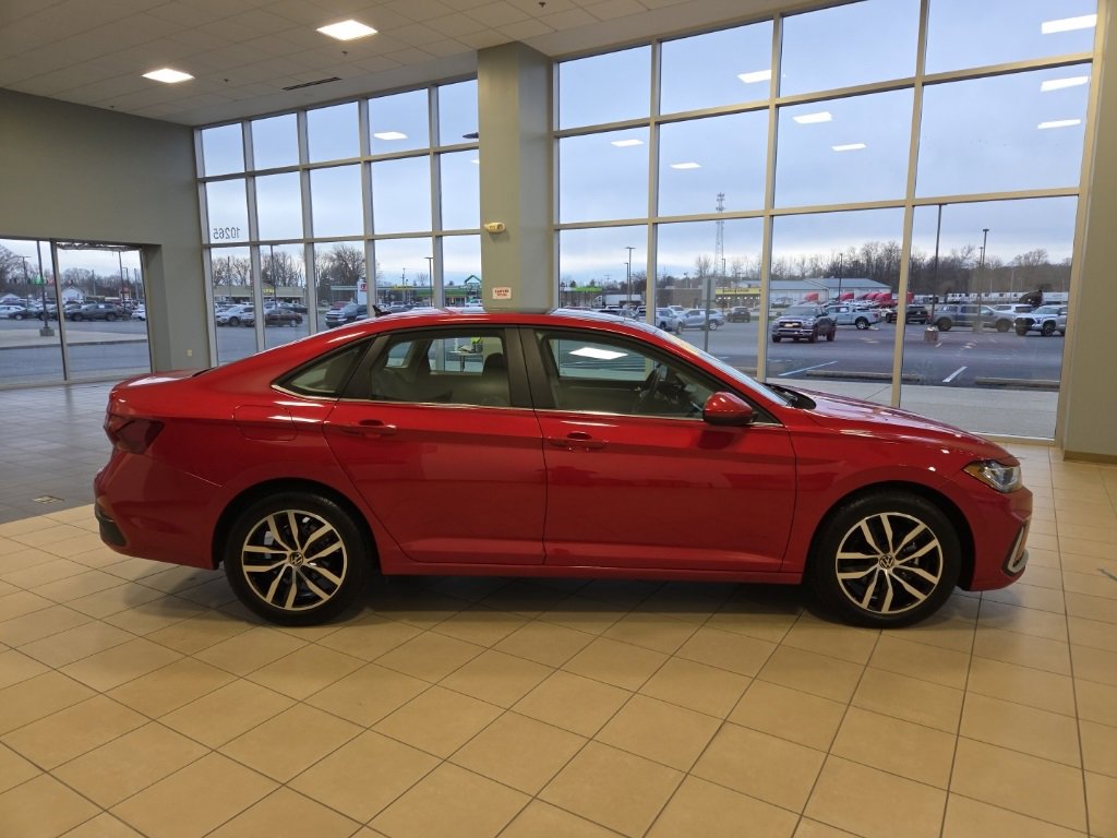 Used 2025 Volkswagen Jetta SE w/ Sunroof Package image 6