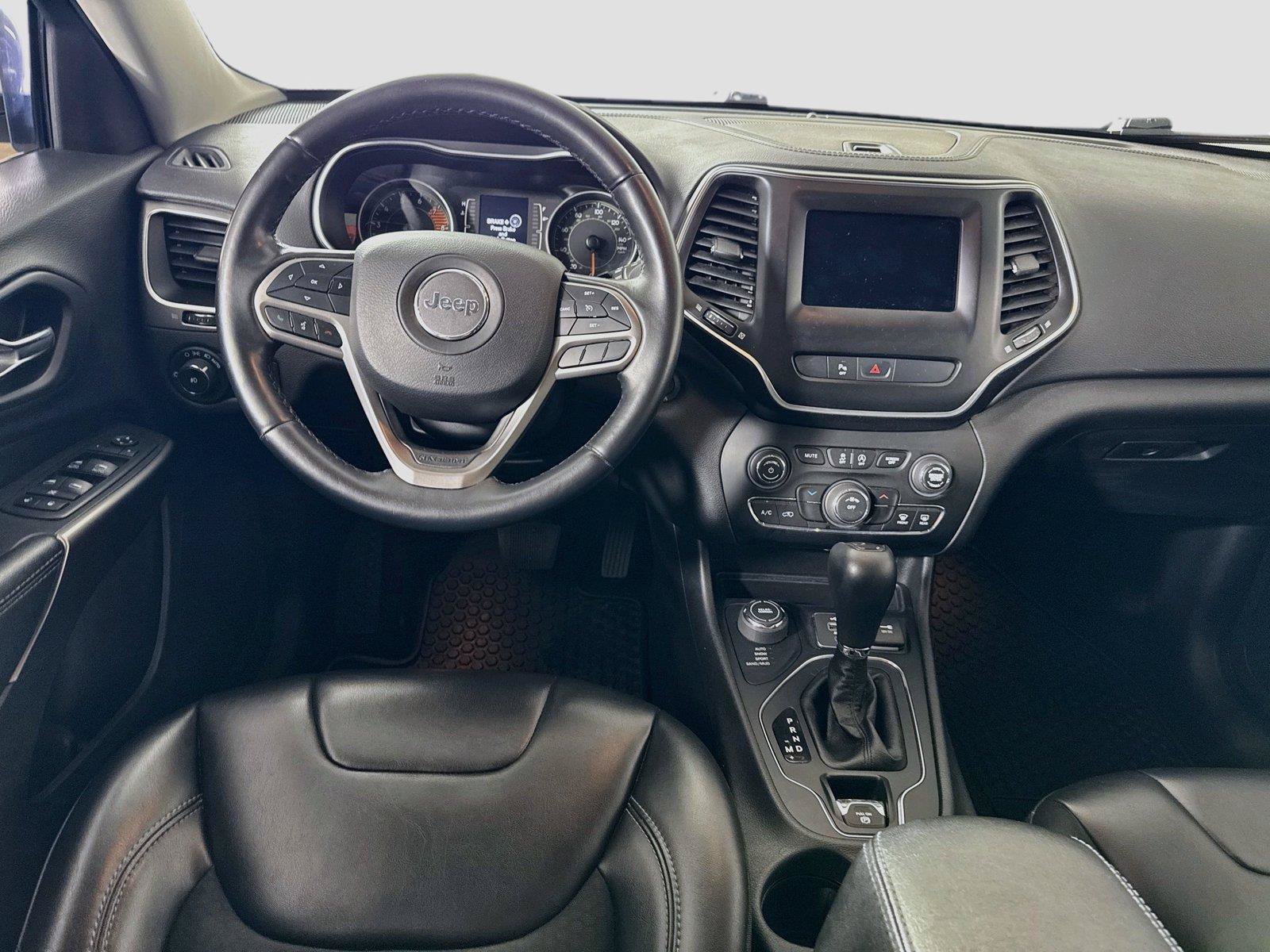 Used 2019 Jeep Cherokee Latitude Plus w/ Cold Weather Group AWD/4WD image 2