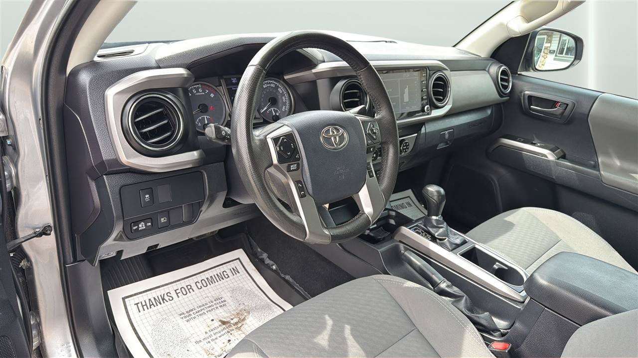 Used 2020 Toyota Tacoma SR5 w/ Blackout Package AWD/4WD image 18