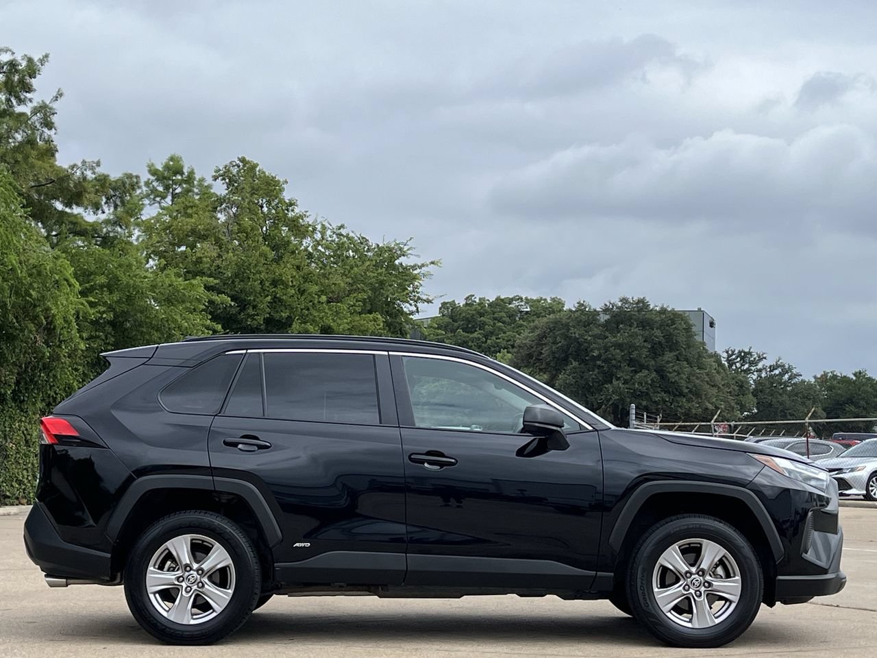 Used 2025 Toyota RAV4 LE AWD/4WD image 3
