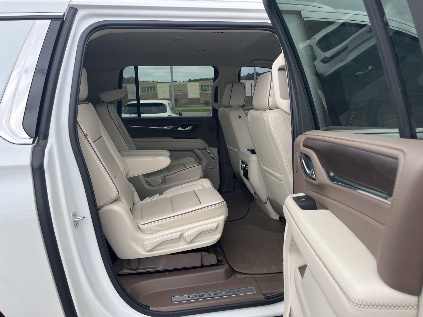 Used 2024 GMC Yukon XL Denali image 39