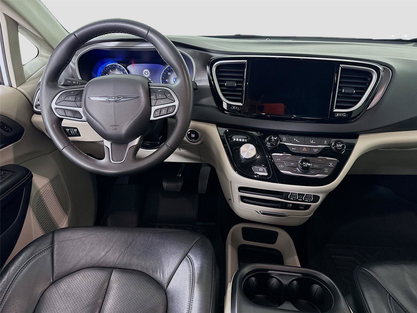 Used 2022 Chrysler Pacifica Touring-L FWD image 2
