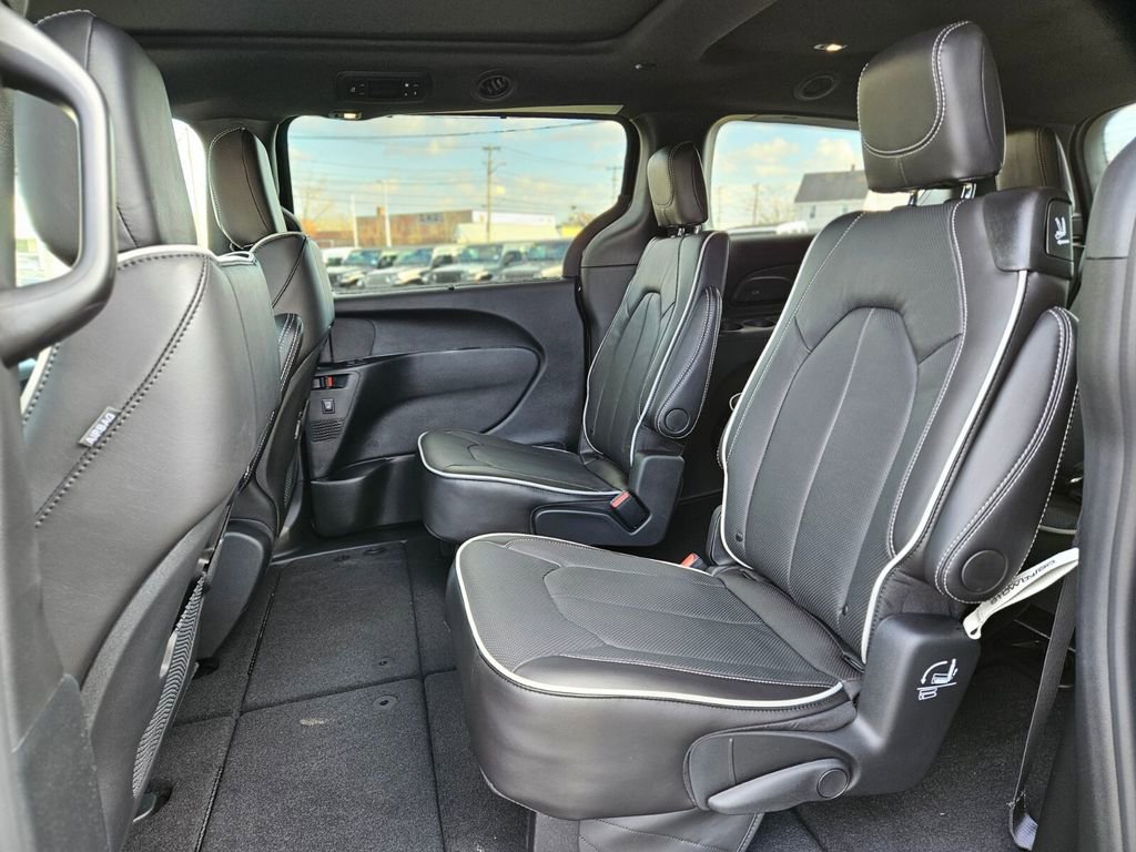 New 2026 Chrysler Pacifica Limited image 15