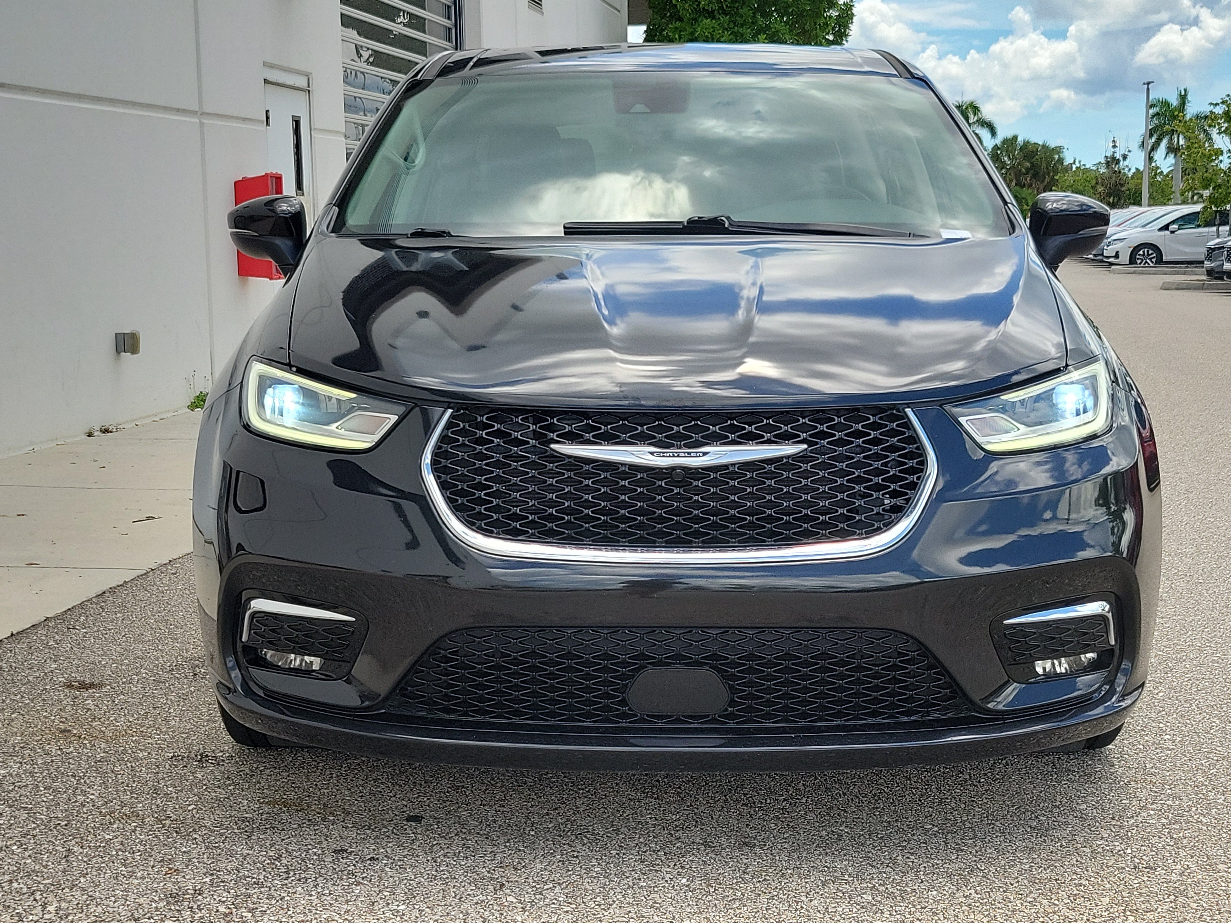 Used 2023 Chrysler Pacifica Touring-L FWD video 2