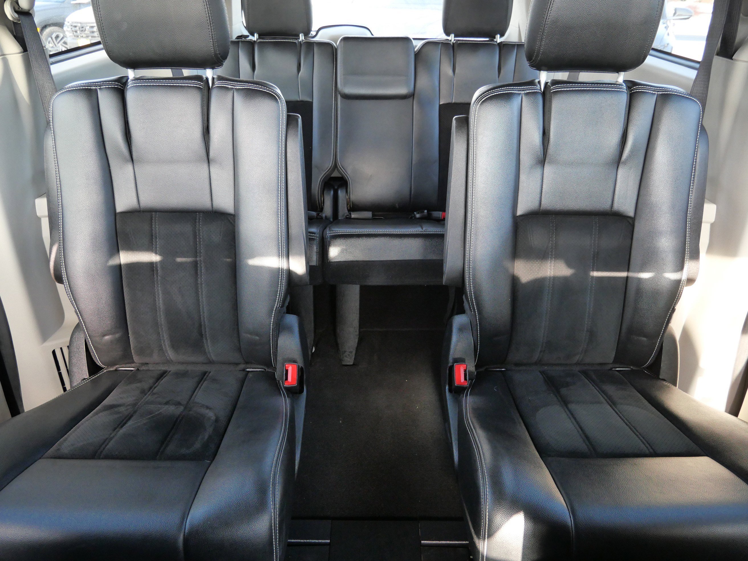 Used 2017 Dodge Grand Caravan SXT image 13