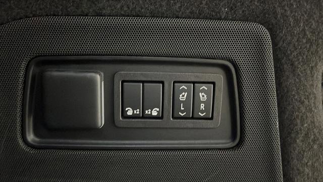 Used 2023 Cadillac Escalade ESV Sport Platinum w/ LPO, ONYX Package AWD/4WD image 28