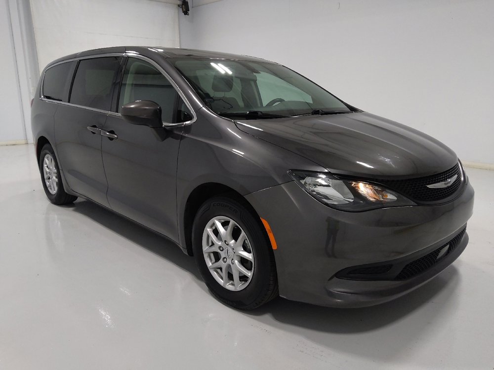 Used 2022 Chrysler Voyager LX image 13