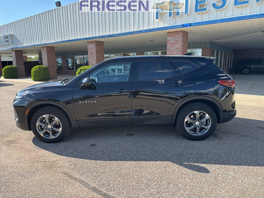 Used 2025 Chevrolet Blazer LT AWD/4WD image 2