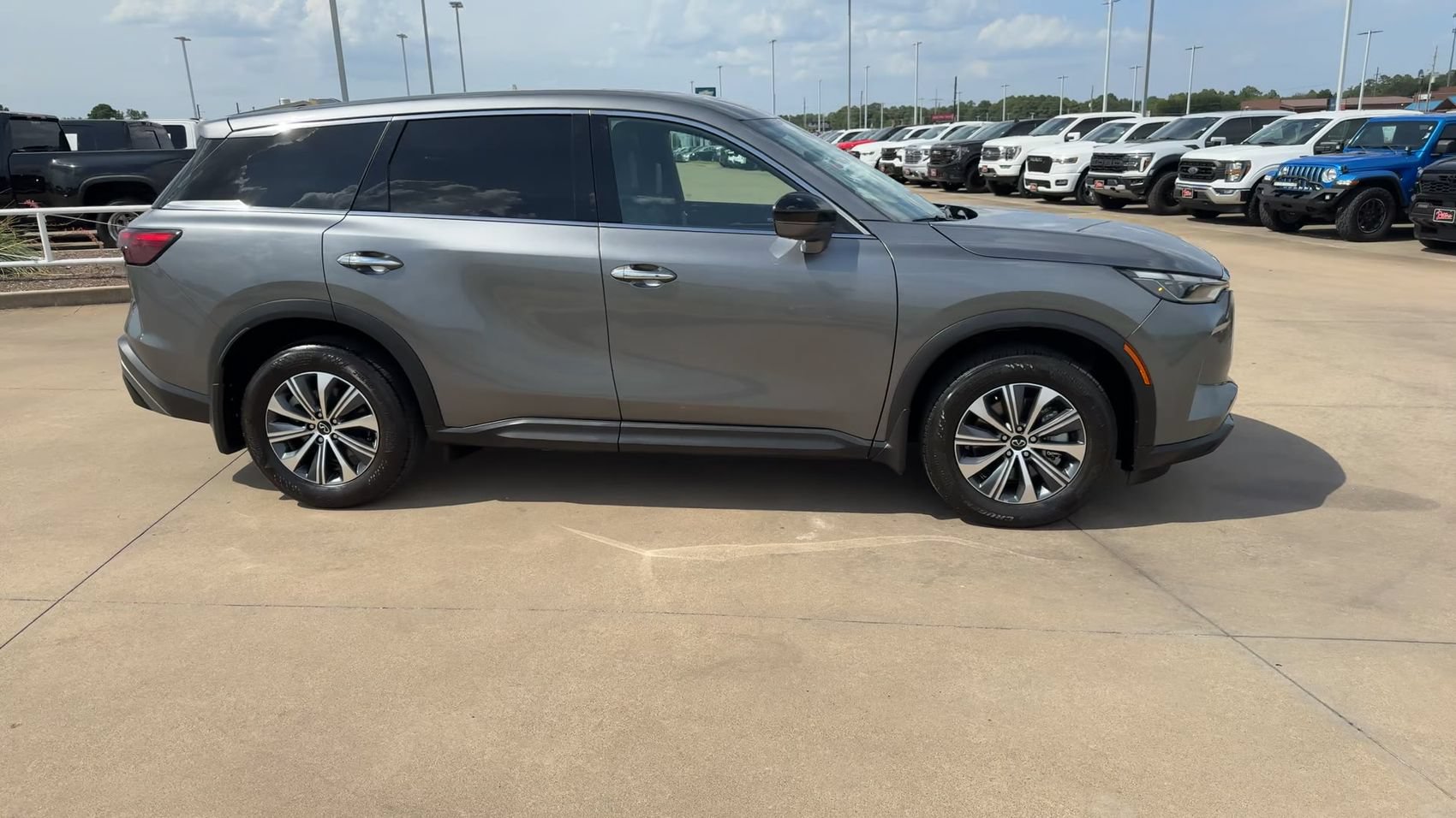 Used 2025 INFINITI QX60 Pure w/ Cargo Package FWD image 2