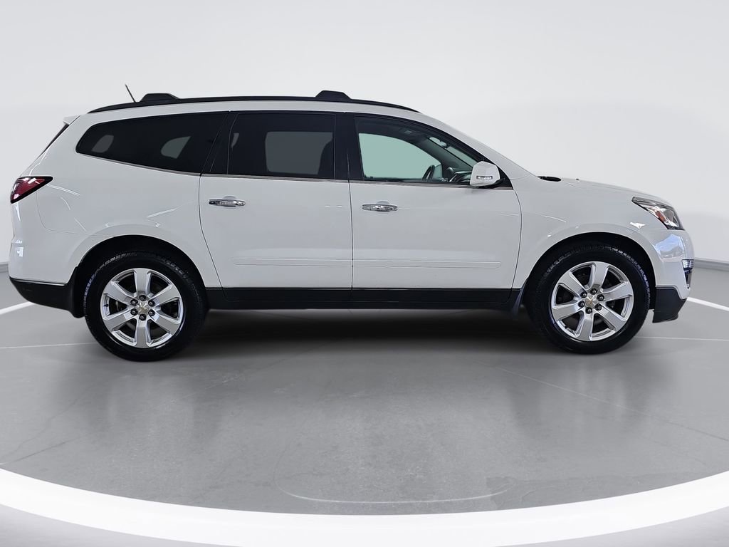 Used 2017 Chevrolet Traverse LT w/ Style and Technology Package image 2