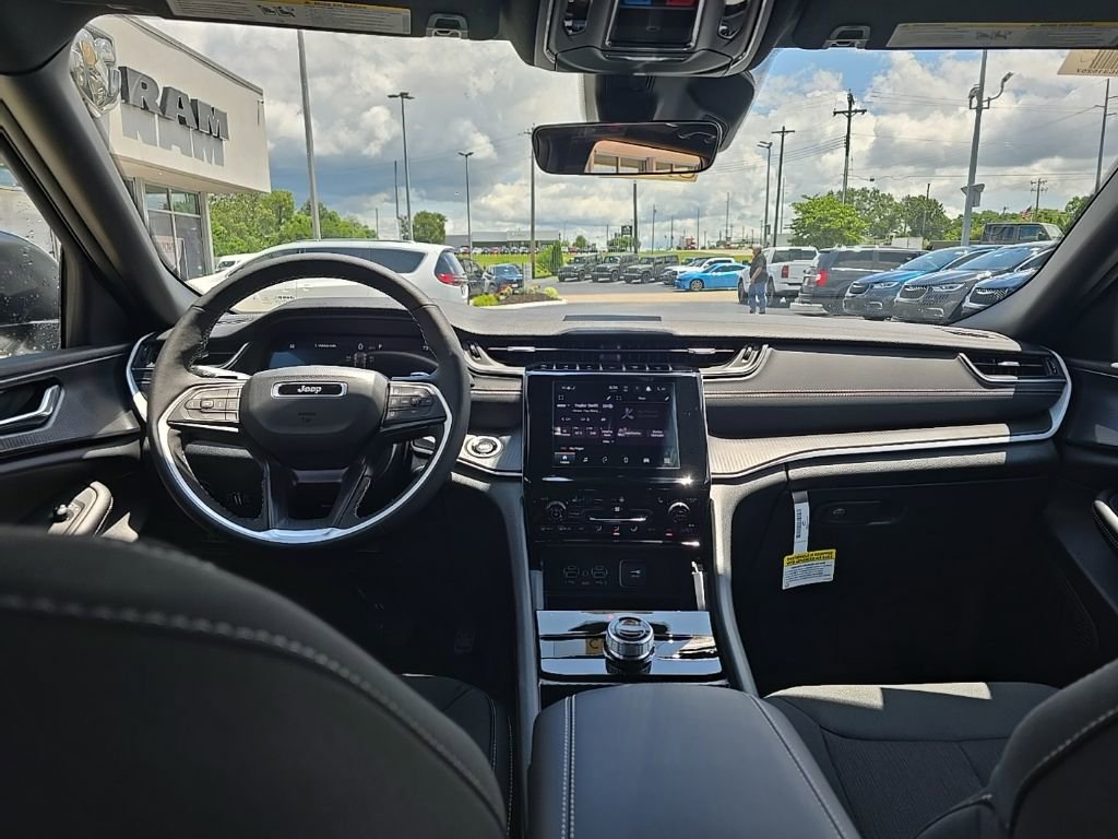 New 2025 Jeep Grand Cherokee Laredo w/ Luxury Tech Group I image 22