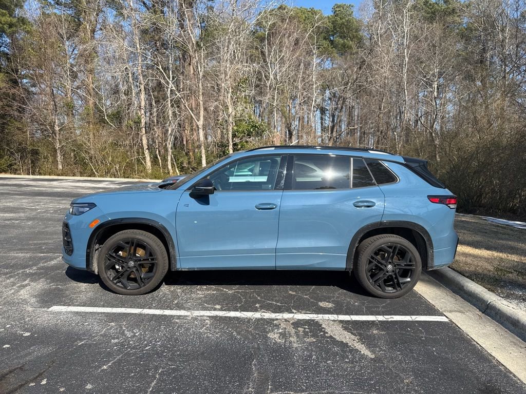 Used 2025 Volkswagen Tiguan SE R-Line image 2