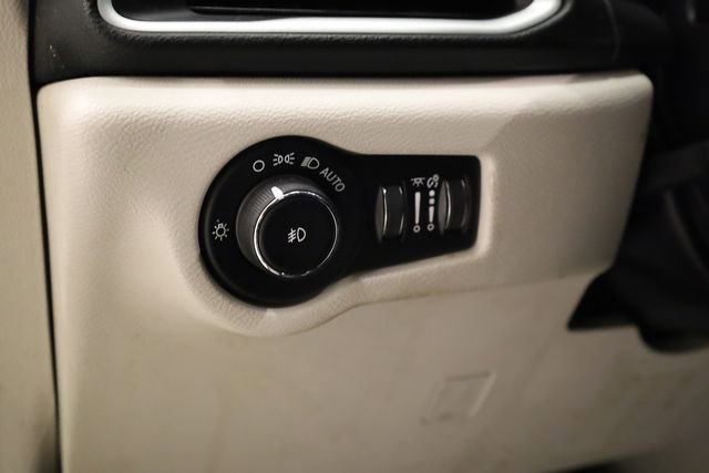 Used 2020 Chrysler Pacifica Touring-L image 13